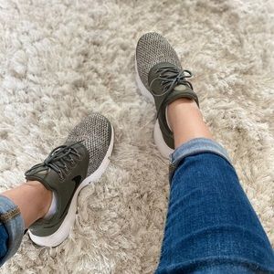 Nike Presto Fly SE Woman’s 7 1/2 or Kids 6Y